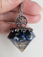 Pendel resin lapis lazuli met levensboom